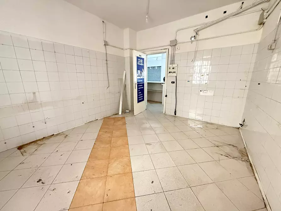 Immagine 18 di Negozio in affitto  in via kennedy 26-28 a Caserta