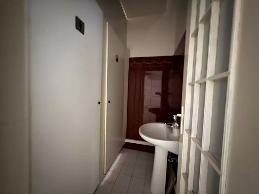 Immagine 22 di Negozio in affitto  in via kennedy 26-28 a Caserta