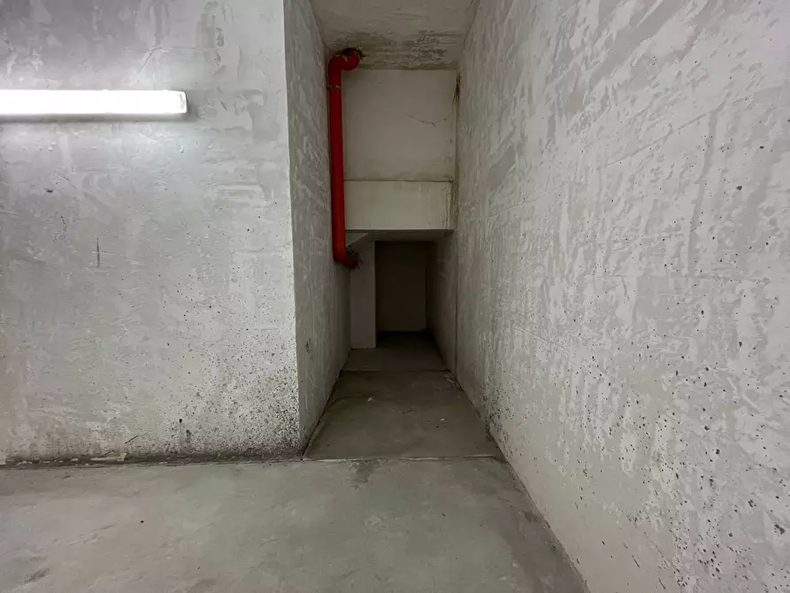 Immagine 8 di Box auto in vendita  in Via Trieste a Capodrise