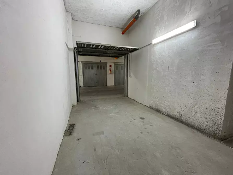 Immagine 3 di Box auto in vendita  in Via Trieste a Capodrise