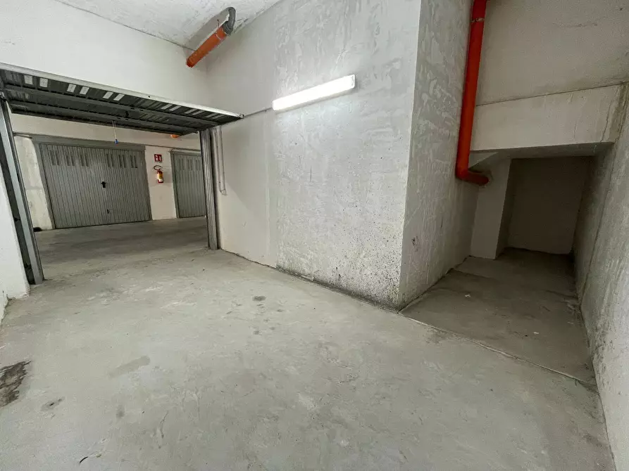 Immagine 2 di Box auto in vendita  in Via Trieste a Capodrise