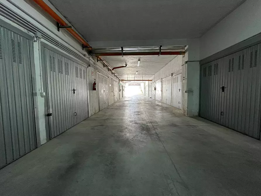 Immagine 13 di Box auto in vendita  in Via Trieste a Capodrise