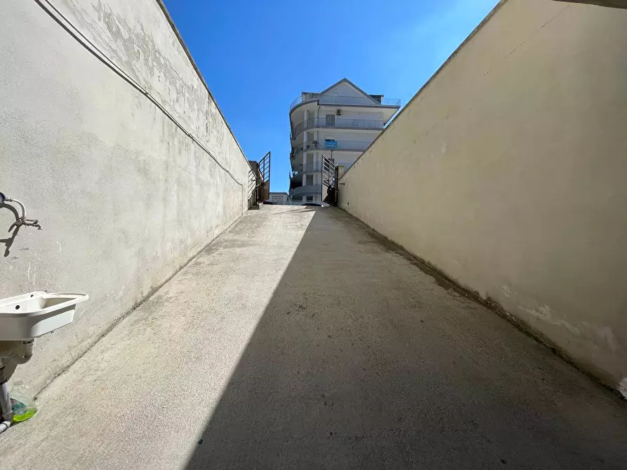 Immagine 15 di Box auto in vendita  in Via Trieste a Capodrise