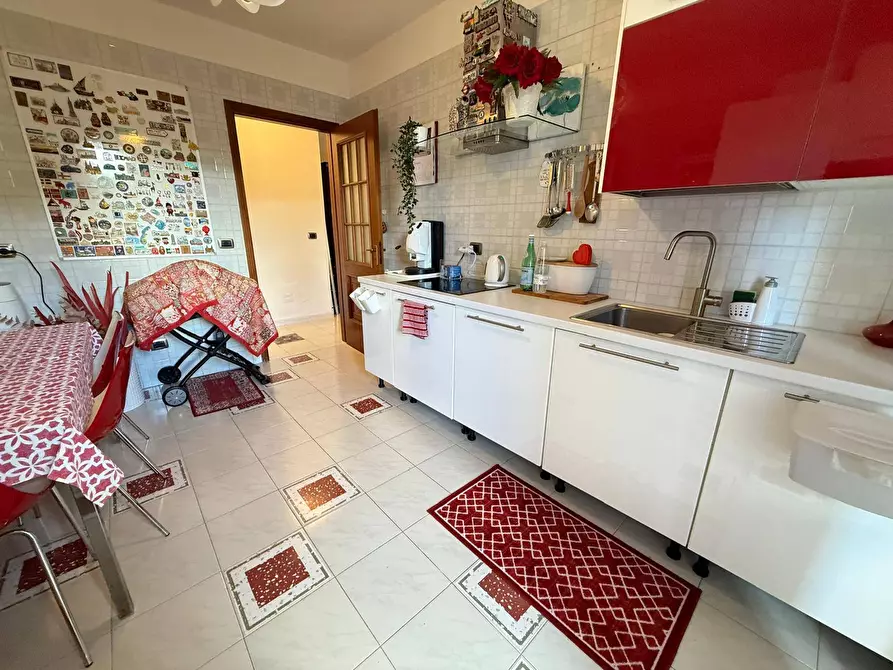 Immagine 14 di Appartamento in vendita  in via Tescione 81 a Caserta