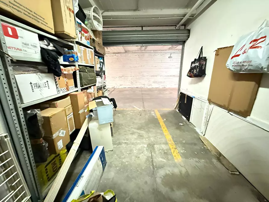 Immagine 2 di Box auto in vendita  in Via Ferrarecce a Caserta