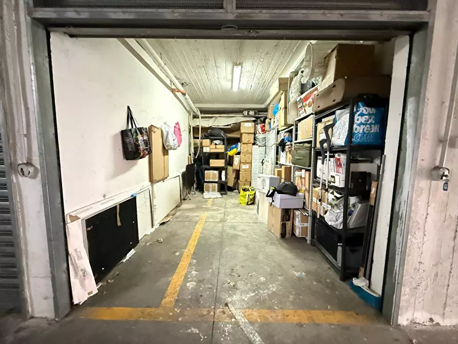 Immagine 1 di Box auto in vendita  in Via Ferrarecce a Caserta