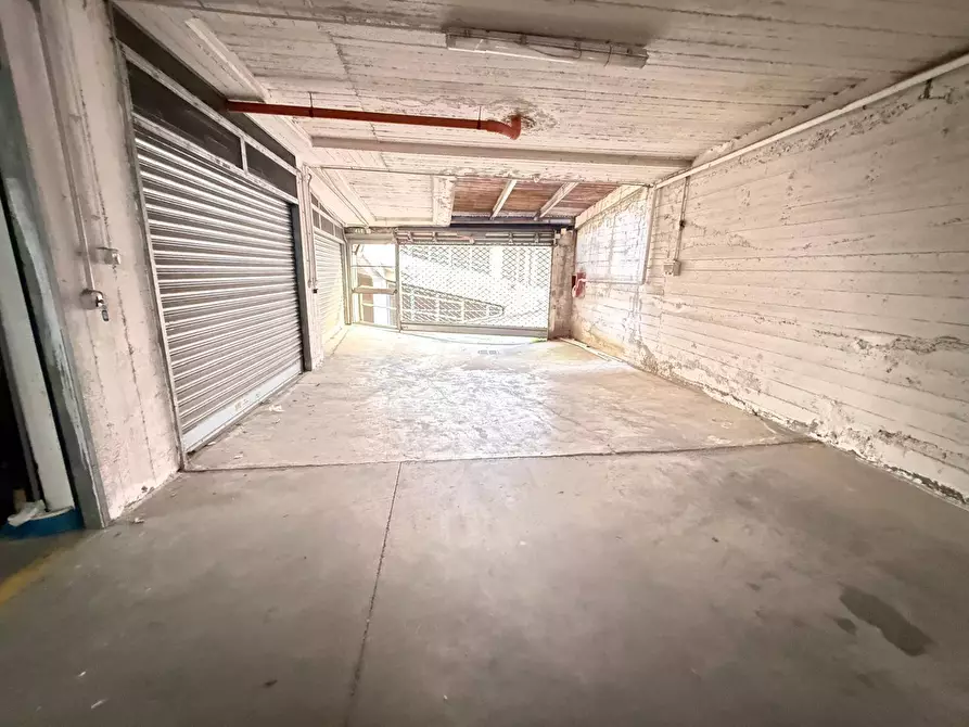 Immagine 3 di Box auto in vendita  in Via Ferrarecce a Caserta