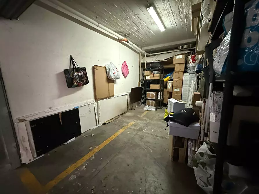 Immagine 4 di Box auto in vendita  in Via Ferrarecce a Caserta