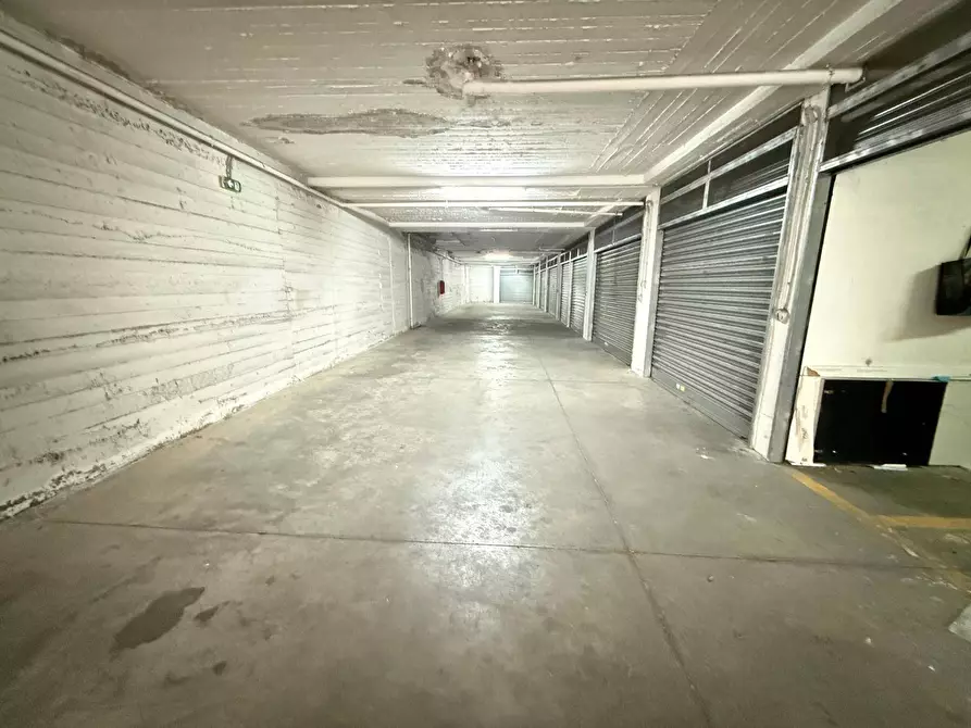 Immagine 6 di Box auto in vendita  in Via Ferrarecce a Caserta