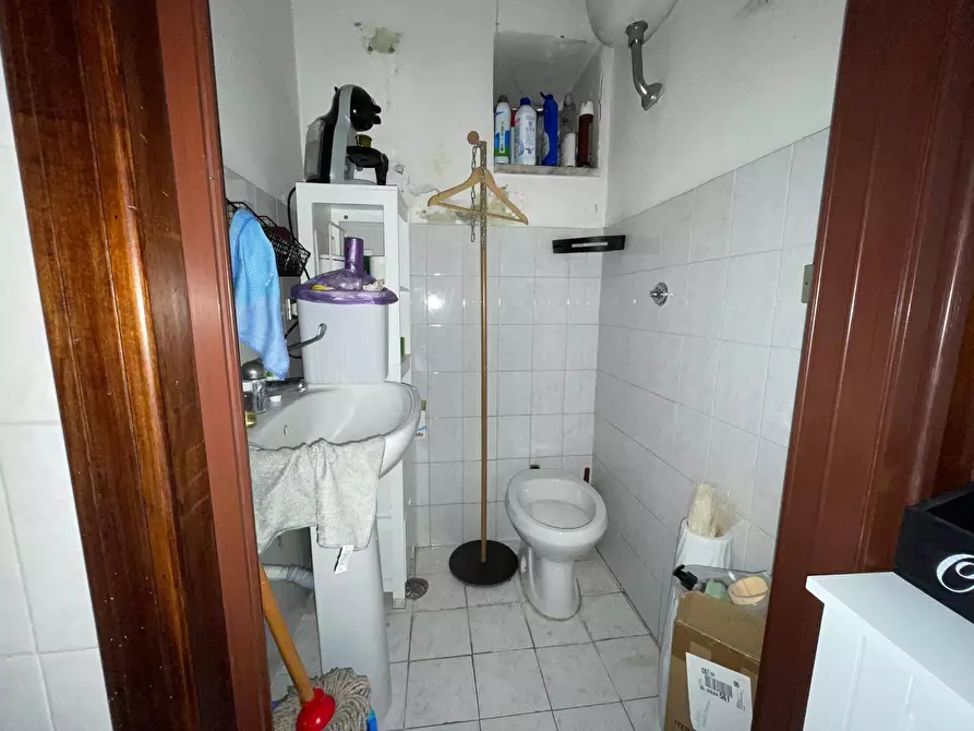 Immagine 20 di Negozio in affitto  in Viale Lincoln 171 a Caserta