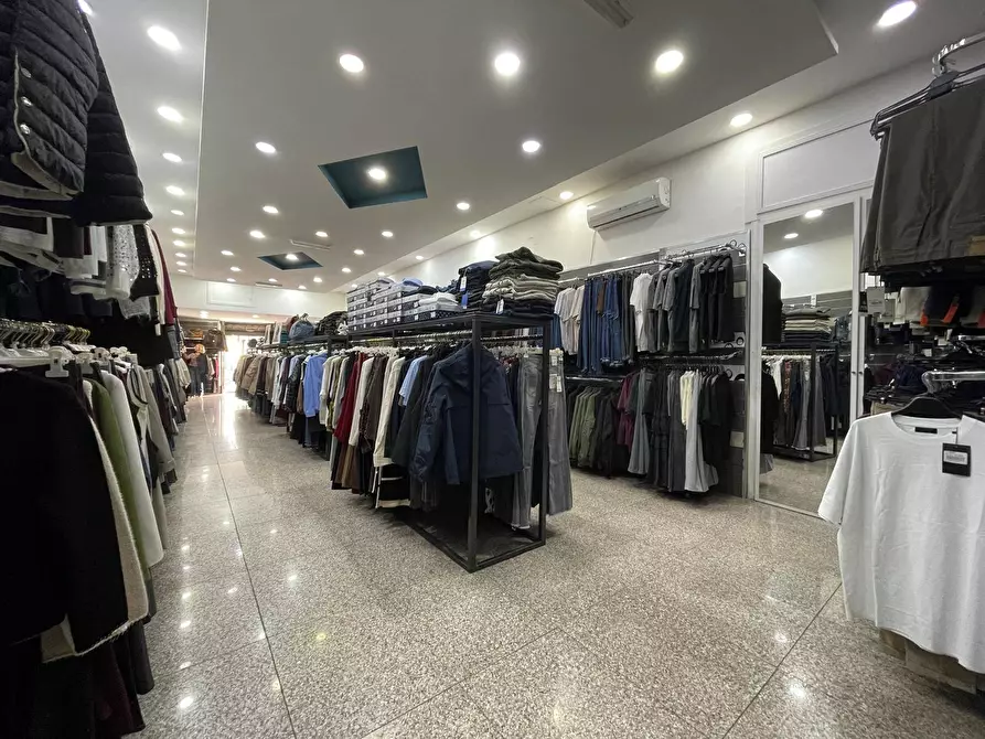 Immagine 8 di Negozio in affitto  in Viale Lincoln 171 a Caserta