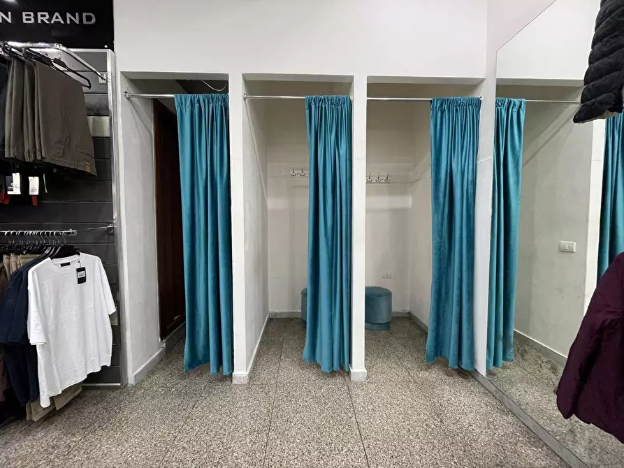 Immagine 9 di Negozio in affitto  in Viale Lincoln 171 a Caserta