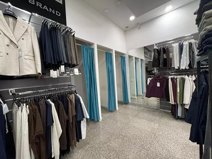 Immagine 10 di Negozio in affitto  in Viale Lincoln 171 a Caserta