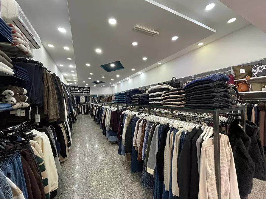 Immagine 6 di Negozio in affitto  in Viale Lincoln 171 a Caserta