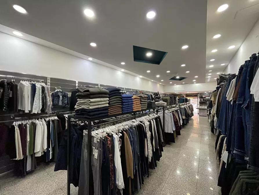 Immagine 7 di Negozio in affitto  in Viale Lincoln 171 a Caserta