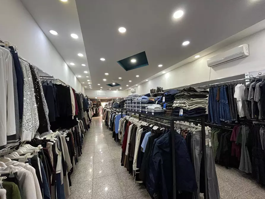 Immagine 5 di Negozio in affitto  in Viale Lincoln 171 a Caserta