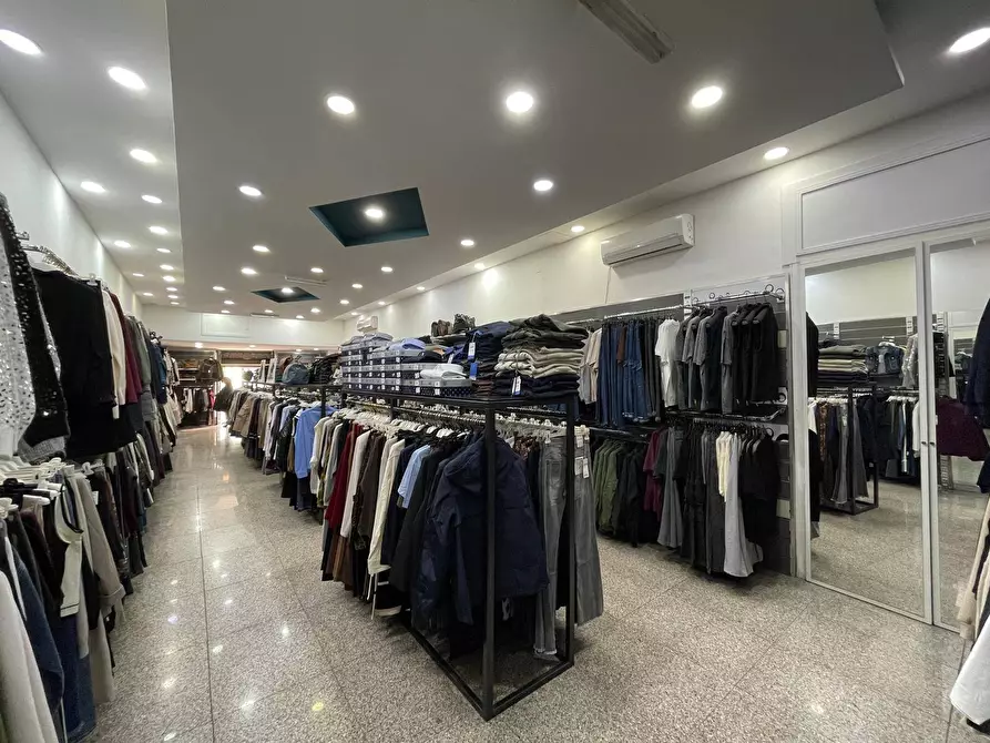 Immagine 11 di Negozio in affitto  in Viale Lincoln 171 a Caserta