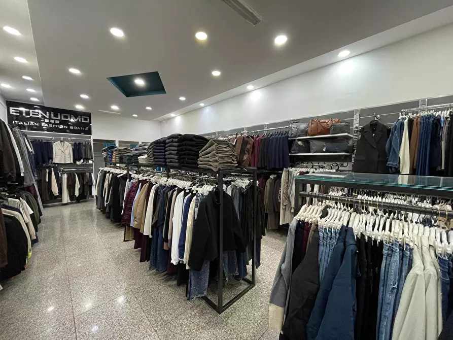Immagine 12 di Negozio in affitto  in Viale Lincoln 171 a Caserta