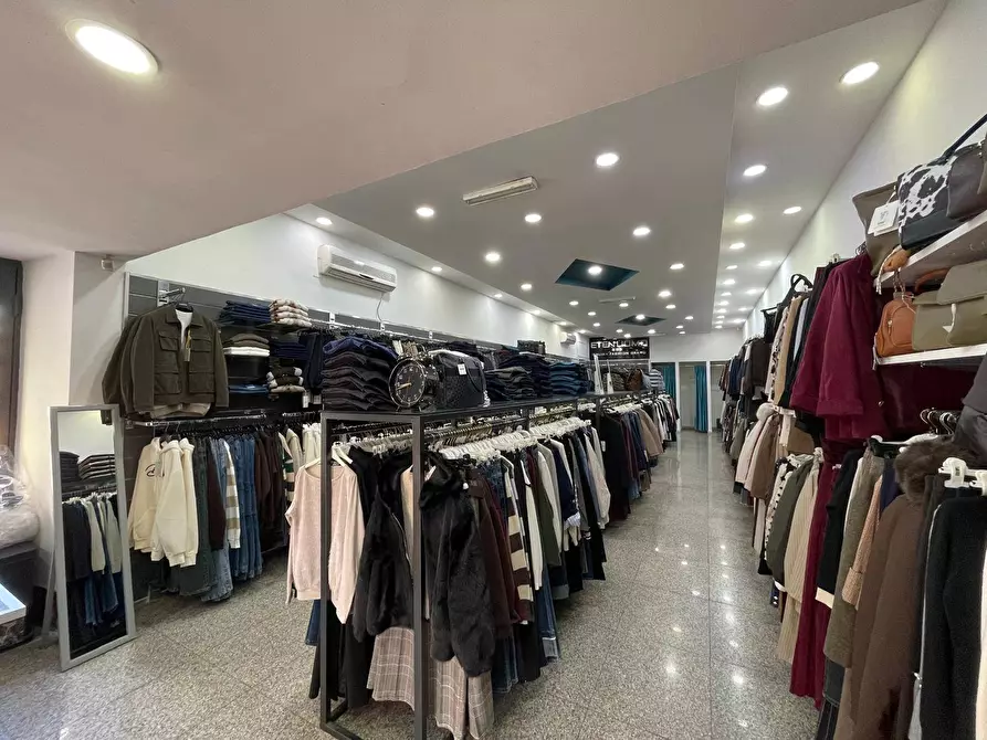 Immagine 4 di Negozio in affitto  in Viale Lincoln 171 a Caserta