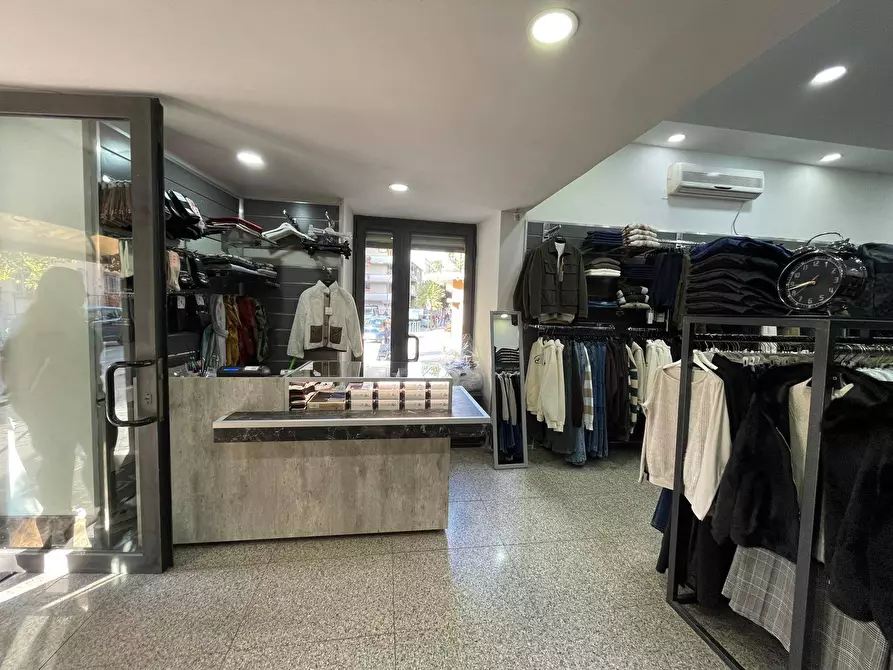 Immagine 3 di Negozio in affitto  in Viale Lincoln 171 a Caserta