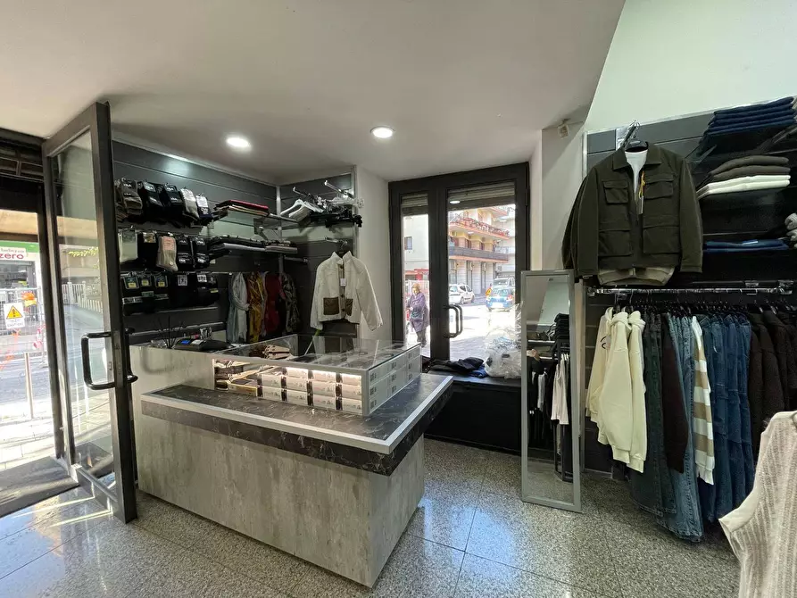Immagine 13 di Negozio in affitto  in Viale Lincoln 171 a Caserta