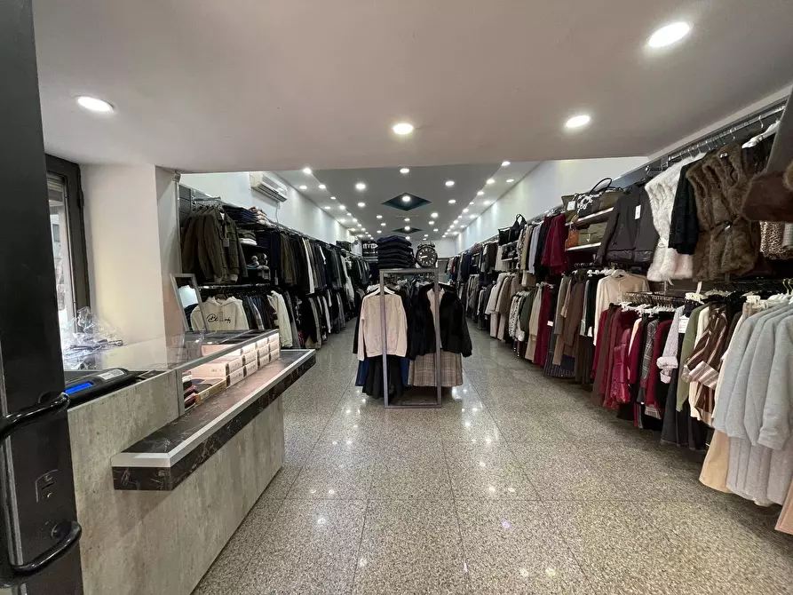 Immagine 2 di Negozio in affitto  in Viale Lincoln 171 a Caserta