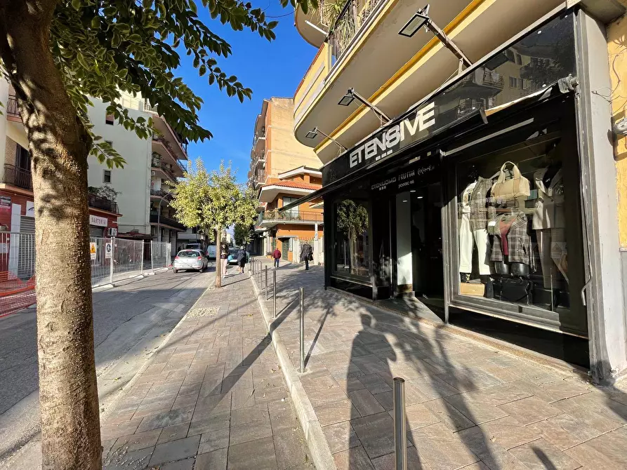 Immagine 18 di Negozio in affitto  in Viale Lincoln 171 a Caserta
