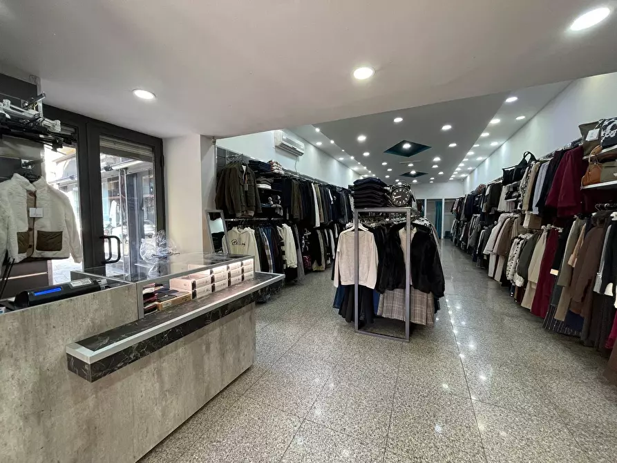 Immagine 1 di Negozio in affitto  in Viale Lincoln 171 a Caserta