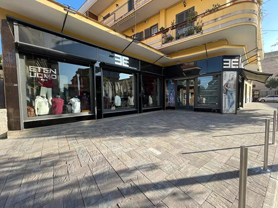 Immagine 16 di Negozio in affitto  in Viale Lincoln 171 a Caserta