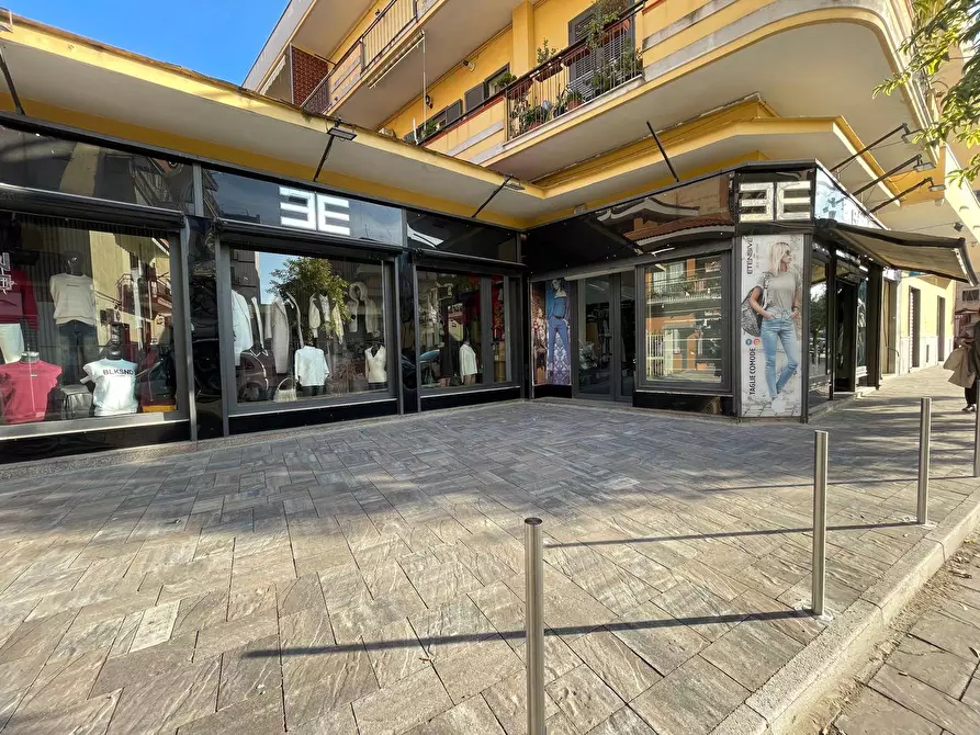 Immagine 14 di Negozio in affitto  in Viale Lincoln 171 a Caserta