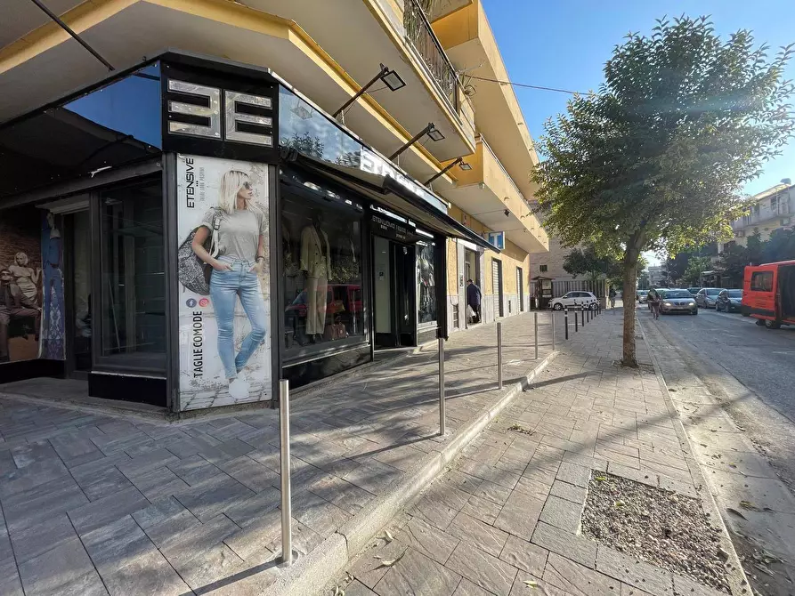 Immagine 15 di Negozio in affitto  in Viale Lincoln 171 a Caserta