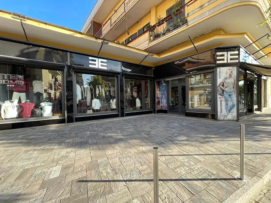 Immagine 17 di Negozio in affitto  in Viale Lincoln 171 a Caserta