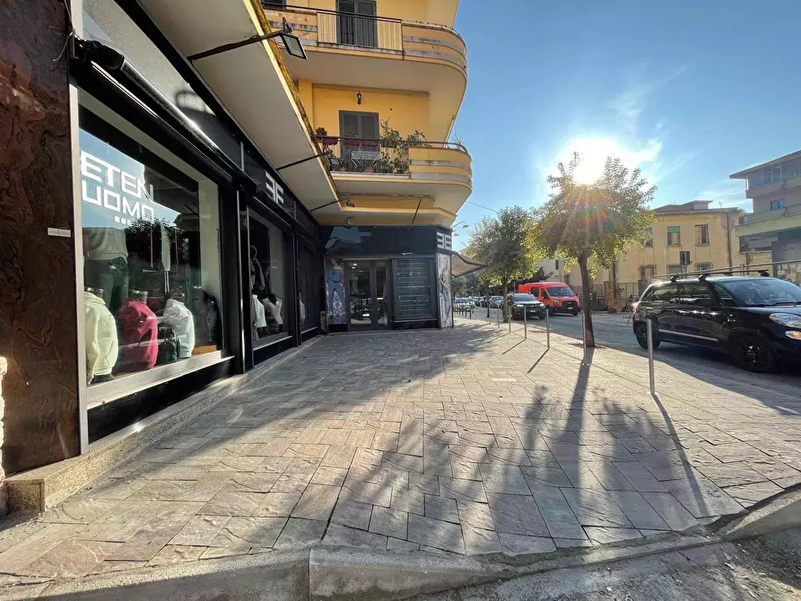 Immagine 21 di Negozio in affitto  in Viale Lincoln 171 a Caserta