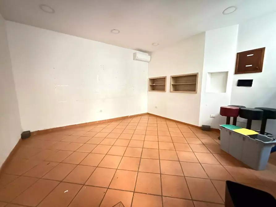 Immagine 1 di Negozio in affitto  in Via San Carlo 126 a Caserta