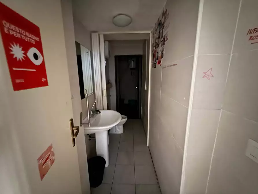 Immagine 14 di Negozio in affitto  in Via San Carlo 126 a Caserta