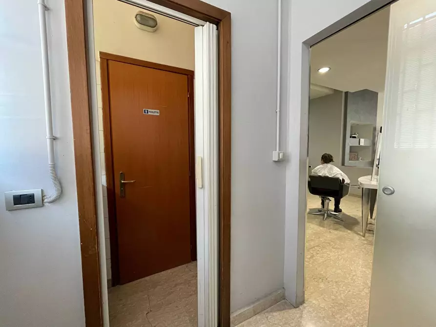 Immagine 12 di Negozio in affitto  in Via Leonardo da Vinci a Capodrise