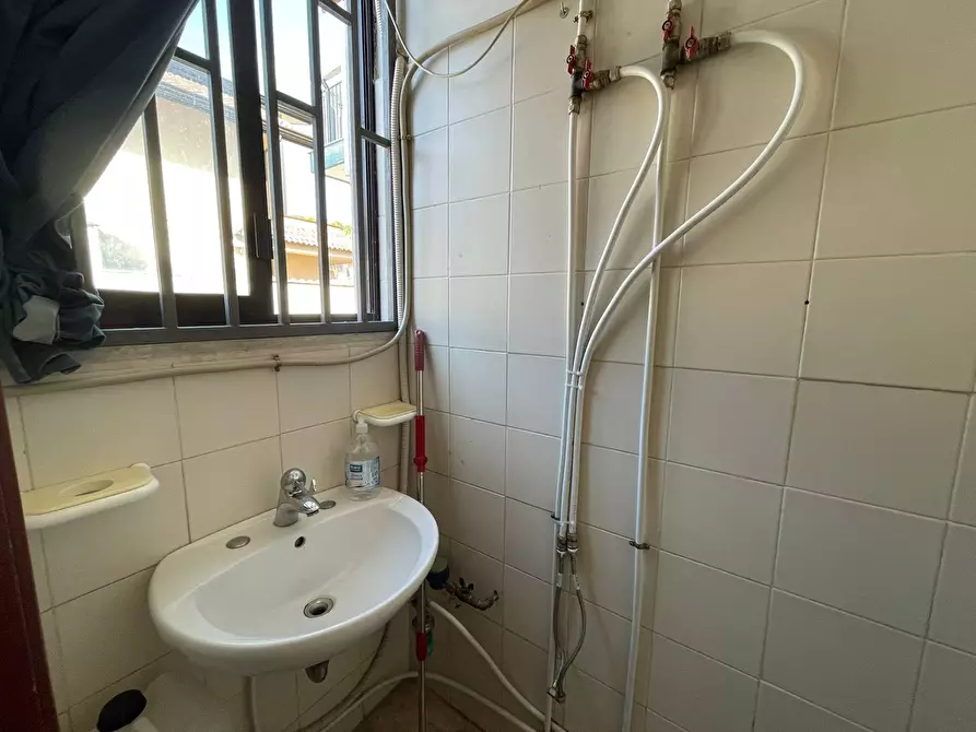 Immagine 13 di Negozio in affitto  in Via Leonardo da Vinci a Capodrise