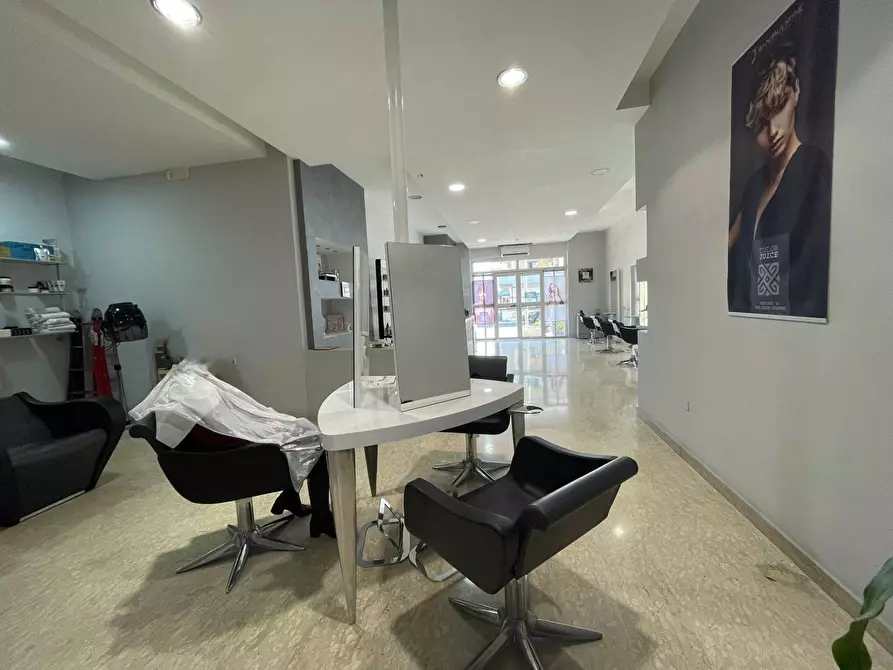 Immagine 8 di Negozio in affitto  in Via Leonardo da Vinci a Capodrise