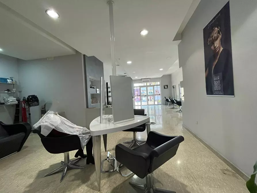 Immagine 9 di Negozio in affitto  in Via Leonardo da Vinci a Capodrise