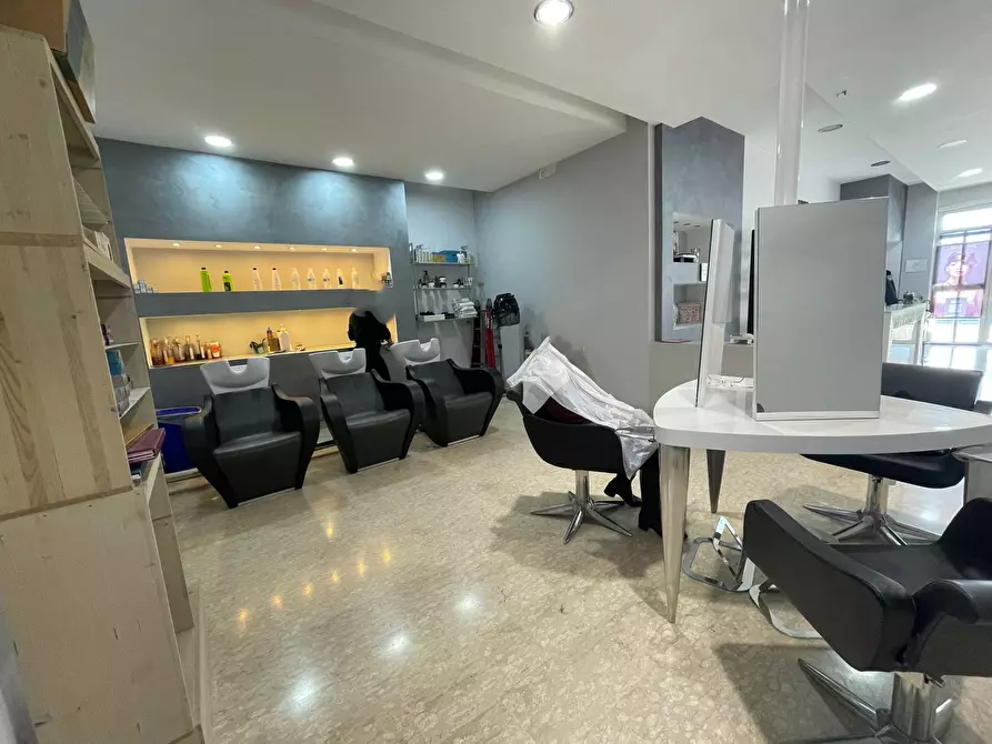 Immagine 16 di Negozio in affitto  in Via Leonardo da Vinci a Capodrise