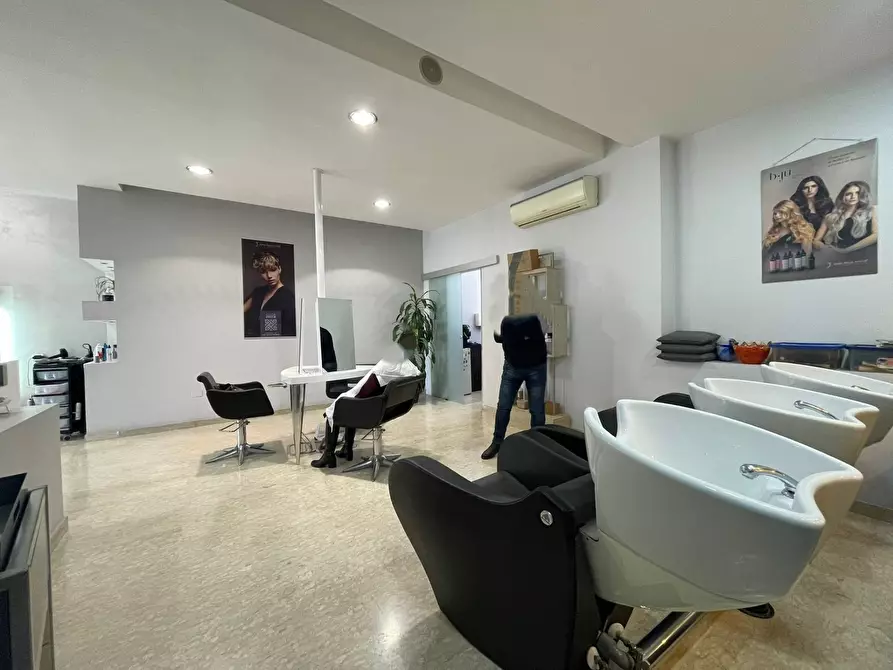 Immagine 17 di Negozio in affitto  in Via Leonardo da Vinci a Capodrise