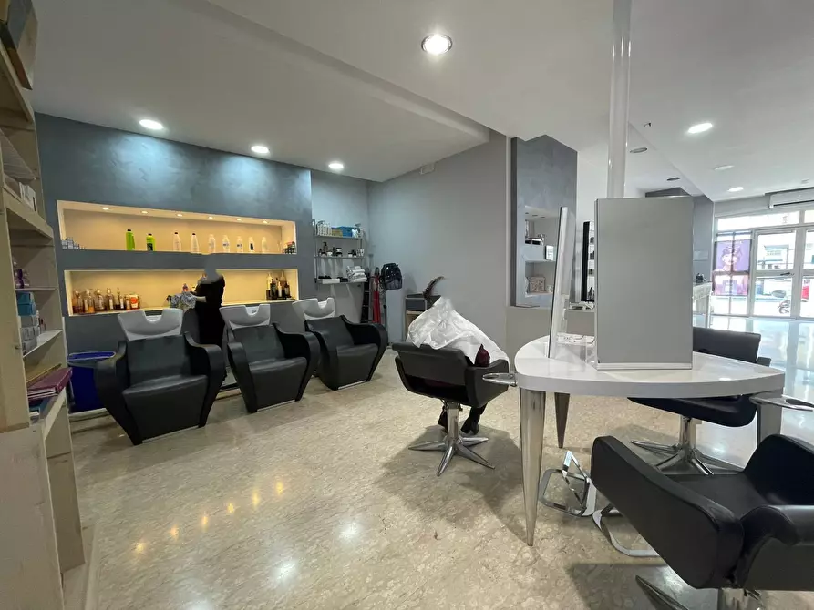 Immagine 18 di Negozio in affitto  in Via Leonardo da Vinci a Capodrise