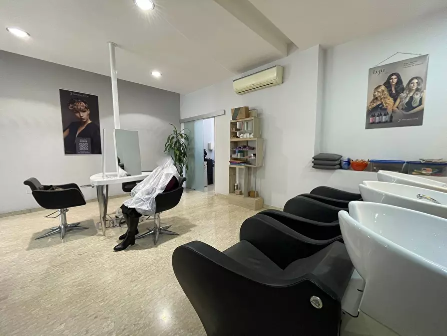 Immagine 19 di Negozio in affitto  in Via Leonardo da Vinci a Capodrise