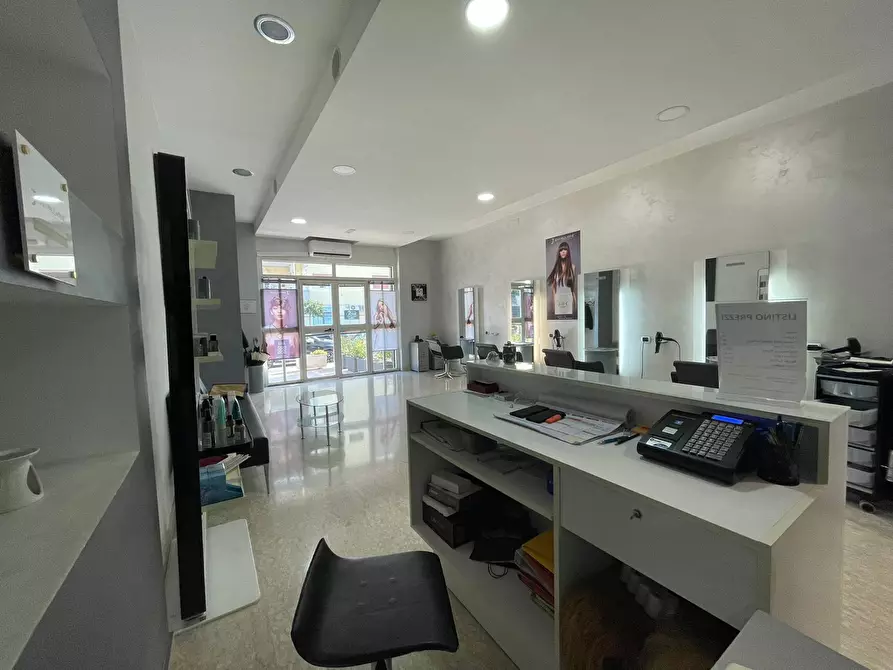 Immagine 2 di Negozio in affitto  in Via Leonardo da Vinci a Capodrise