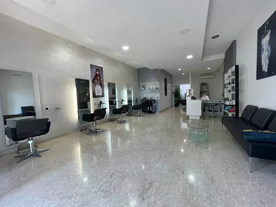 Immagine 7 di Negozio in affitto  in Via Leonardo da Vinci a Capodrise