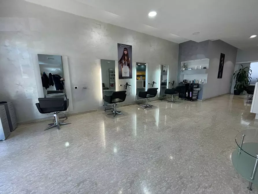 Immagine 4 di Negozio in affitto  in Via Leonardo da Vinci a Capodrise