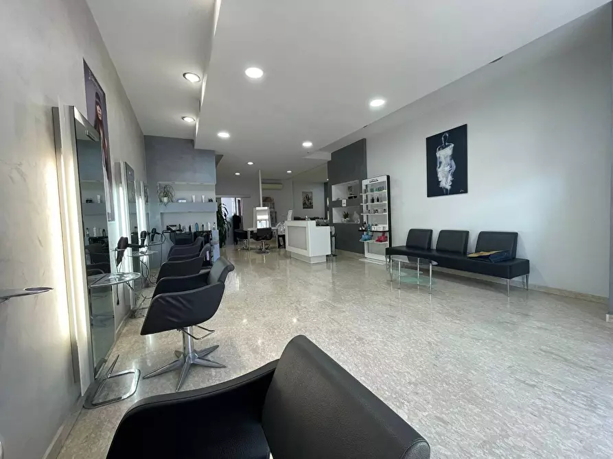 Immagine 1 di Negozio in affitto  in Via Leonardo da Vinci a Capodrise