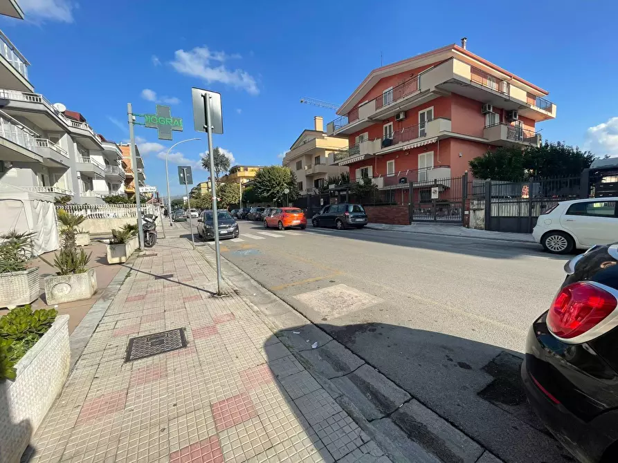 Immagine 23 di Negozio in affitto  in Via Leonardo da Vinci a Capodrise