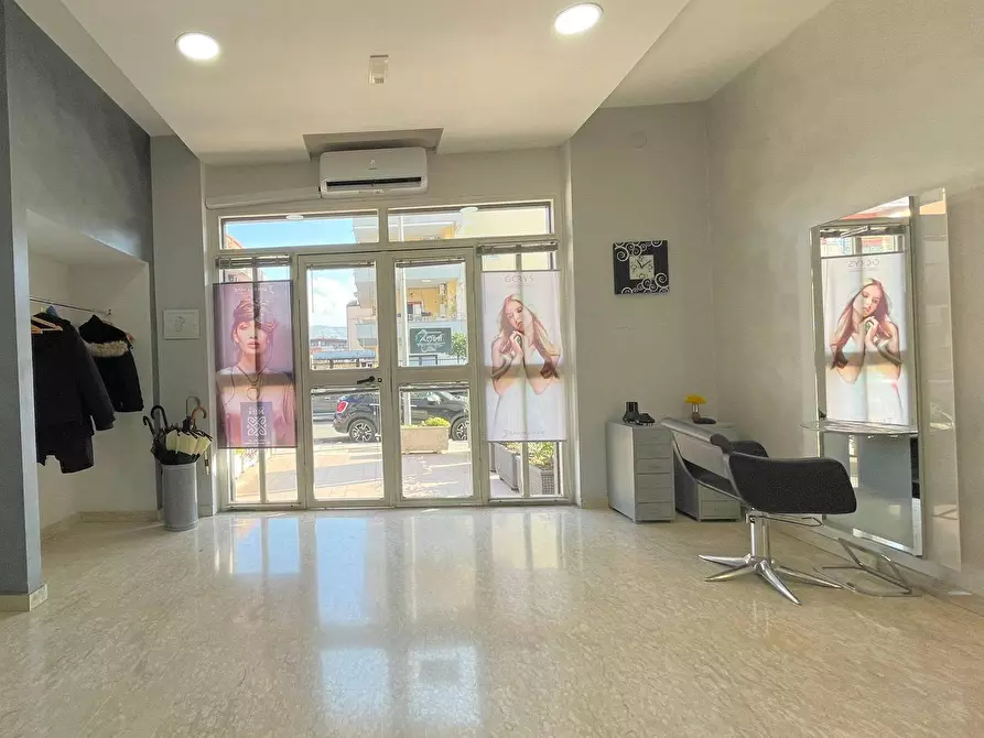 Immagine 24 di Negozio in affitto  in Via Leonardo da Vinci a Capodrise