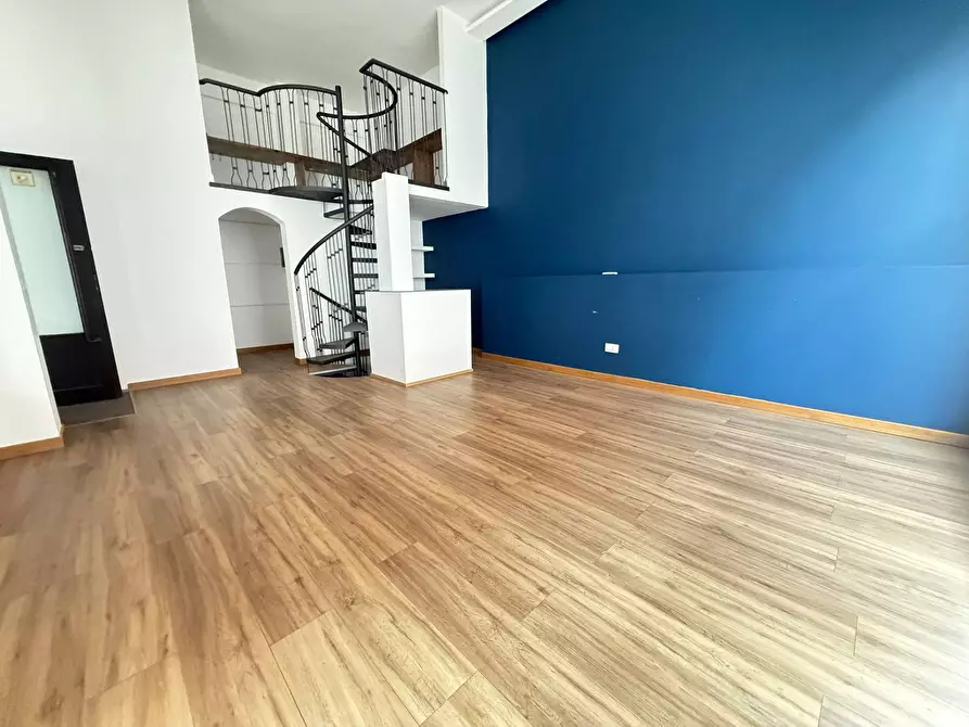 Immagine 2 di Negozio in affitto  in Via Colombo 24 a Caserta